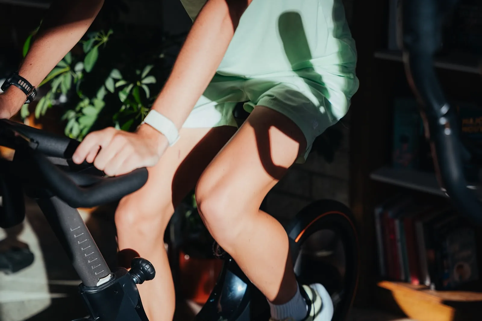 Gros plan d'un cycliste qui pédale sur son vélo pendant un bike fitting