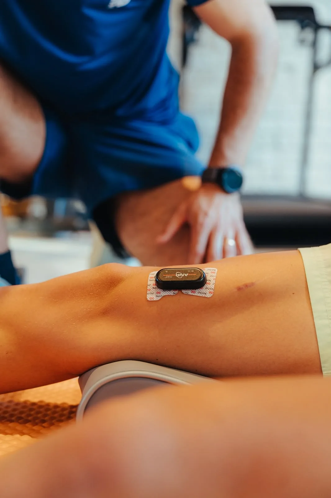 Gros plan d'un capteur de mouvement posé sur la jambe d'un patient.