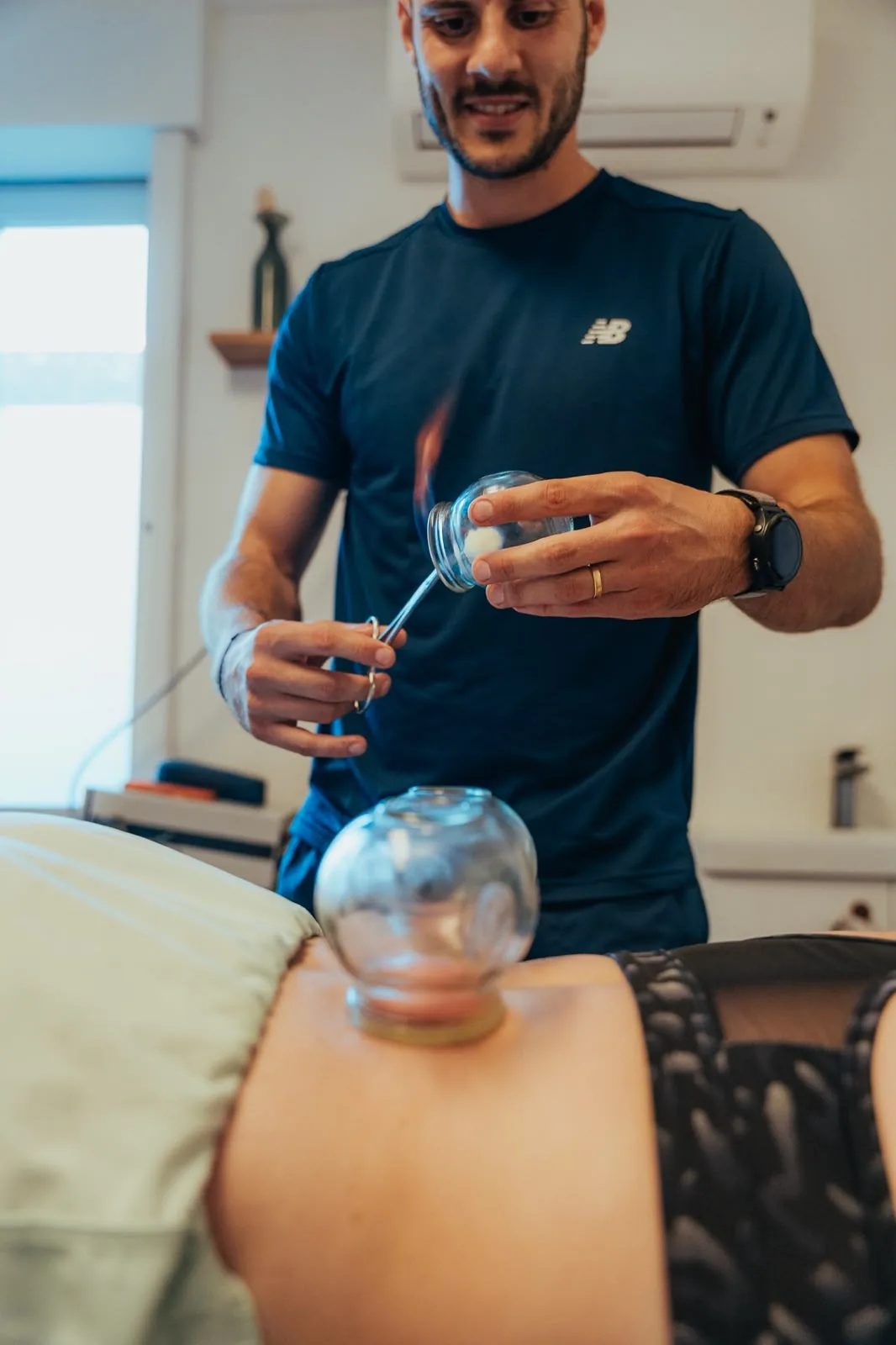 Pose d'une ventouse de cupping sur le dos d'une sportive