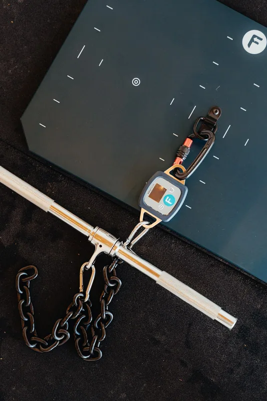 Dynamomètre de mesure de force fixé à une barre et une chaîne sur une plateforme d'exercice