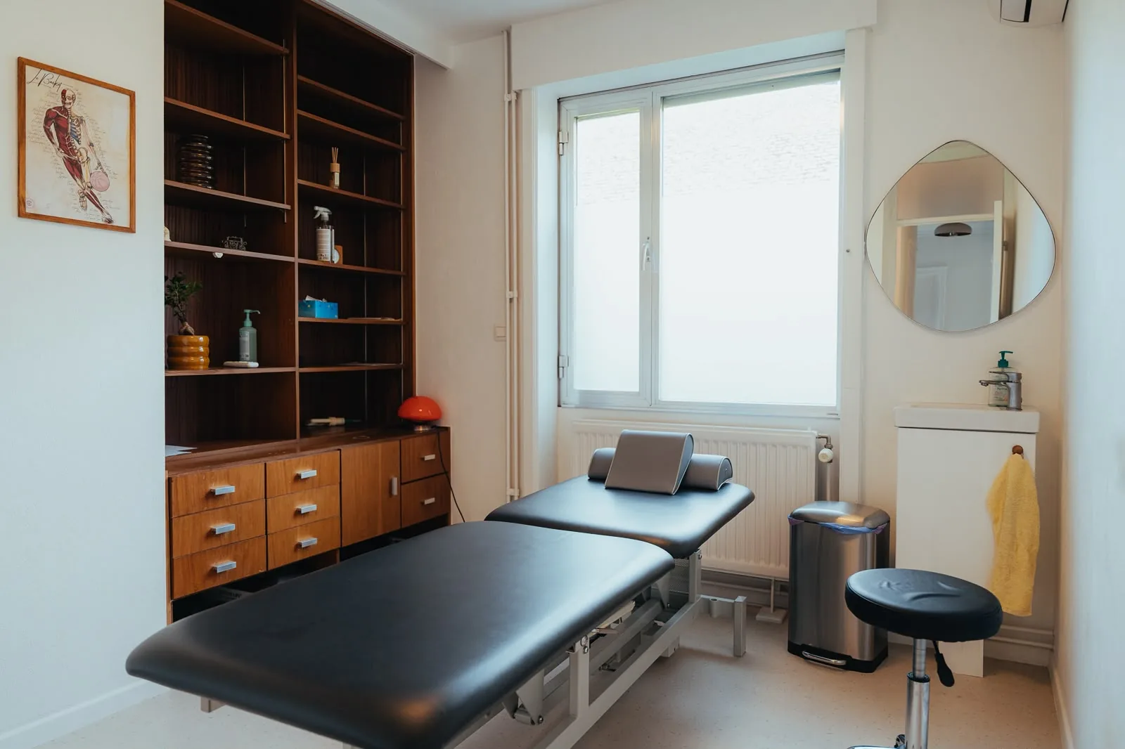 Salle de soin du centre avec table de massage